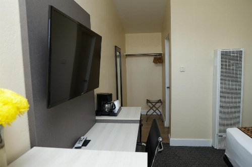 Silver Surf Motel image 1